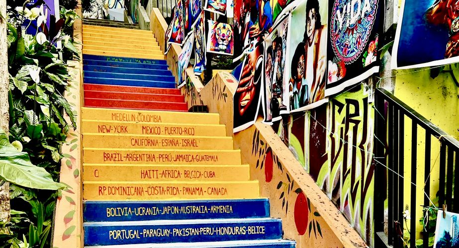 Kleurrijke traptrede in Medellin Kleurrijke traptrede in Medellin